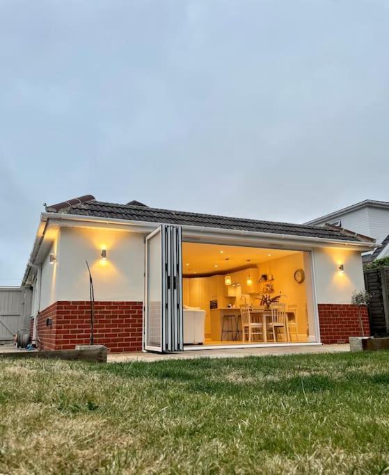 Modern, Central Bungalow With Large Garden Bournemouth Exterior foto